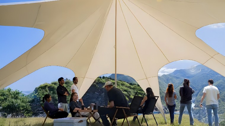 features-stretchtent-bg.jpg